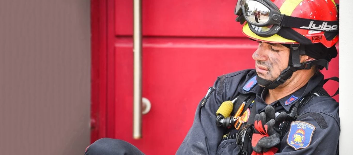 Τον γύρο του διαδικτύου κάνει η φωτογραφία με τους εθελοντές πυροσβέστες στις Αφίδνες να ξαπλώνουν στο έδαφος (φωτο)